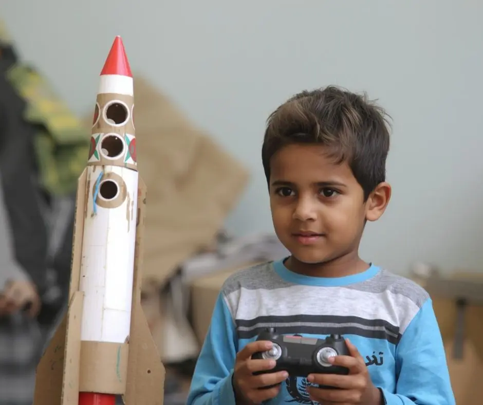 طفل يمني يبتكرصاروخاً كرتونياً